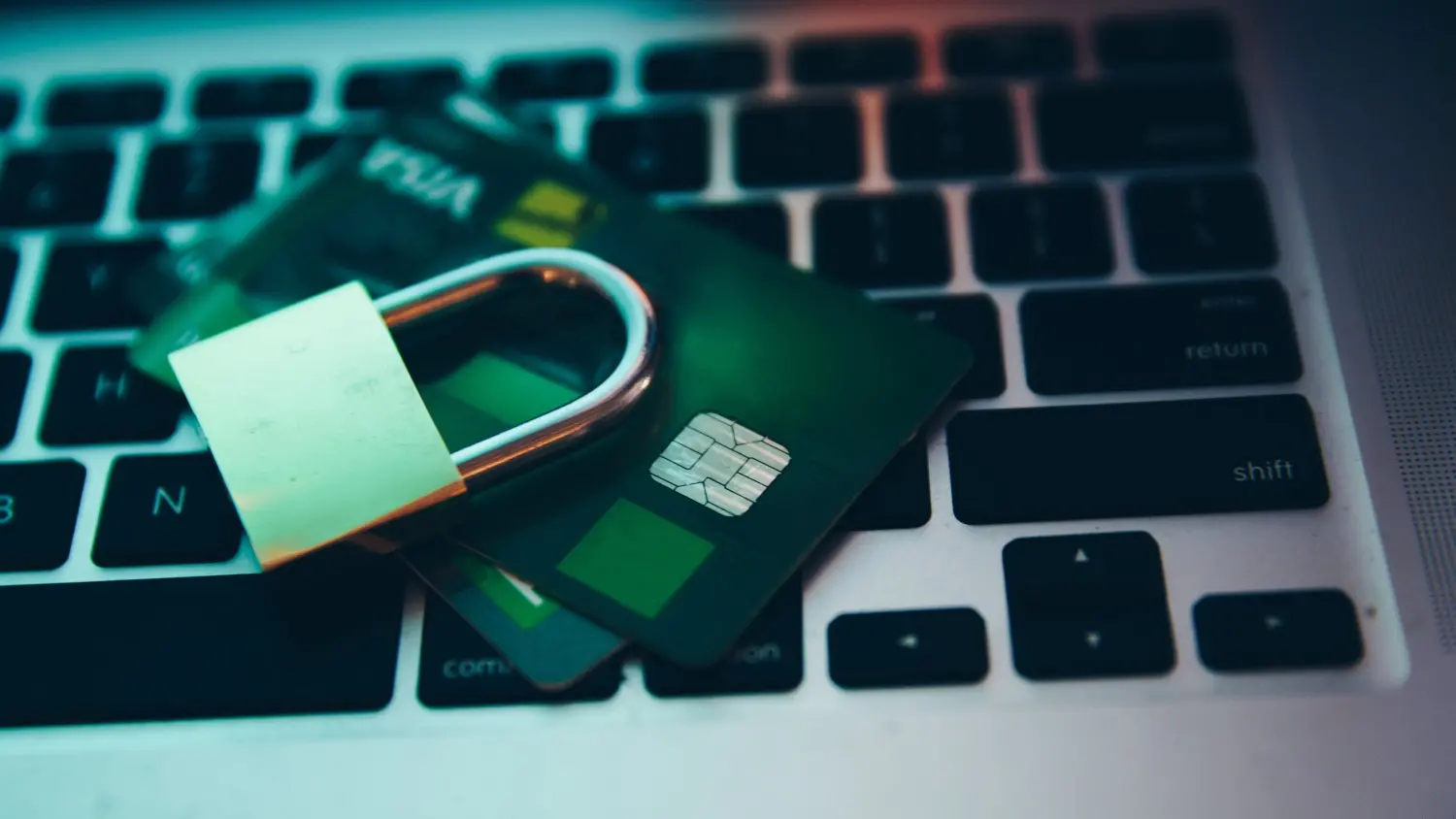 un cadenas place sur un tapis de souris et en dessous un clavier d'ordinateurmot de pass