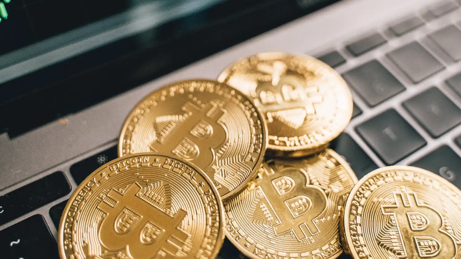 jetons de bitcoin physiques sur un clavier d'ordinateur